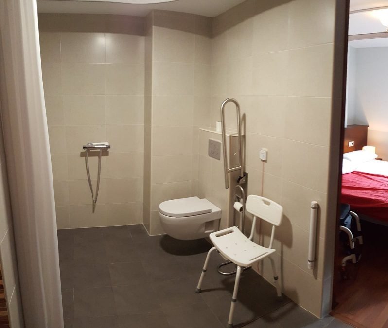 Baño accesible con acceso a ducha