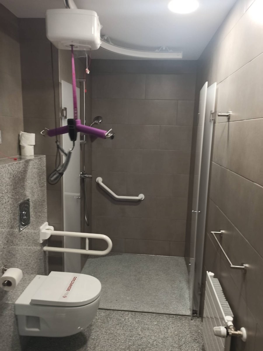 Grúa de techo en el baño